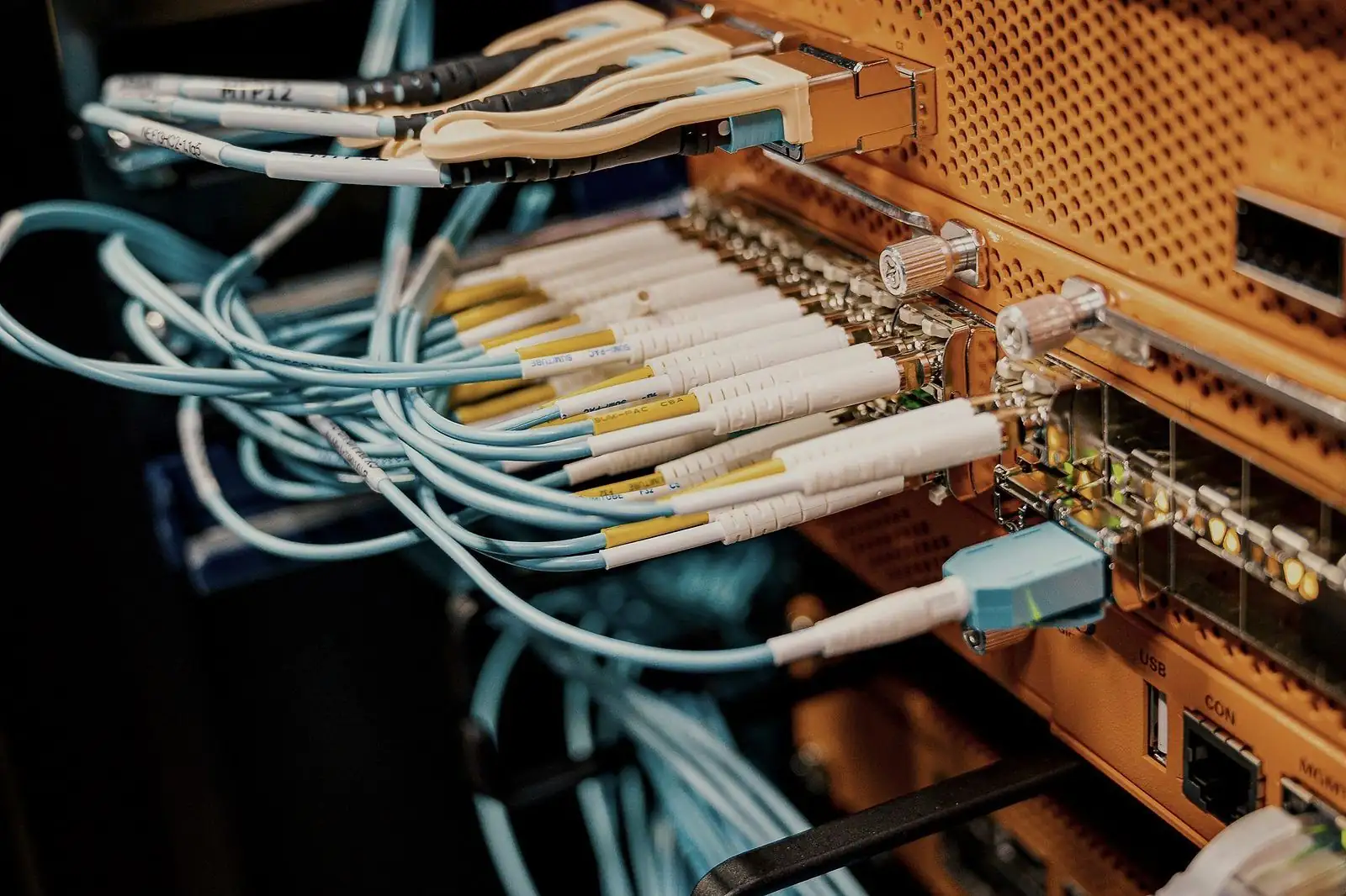 Painel de cabeamento estruturado com cabos de rede e fibra organizados e identificados